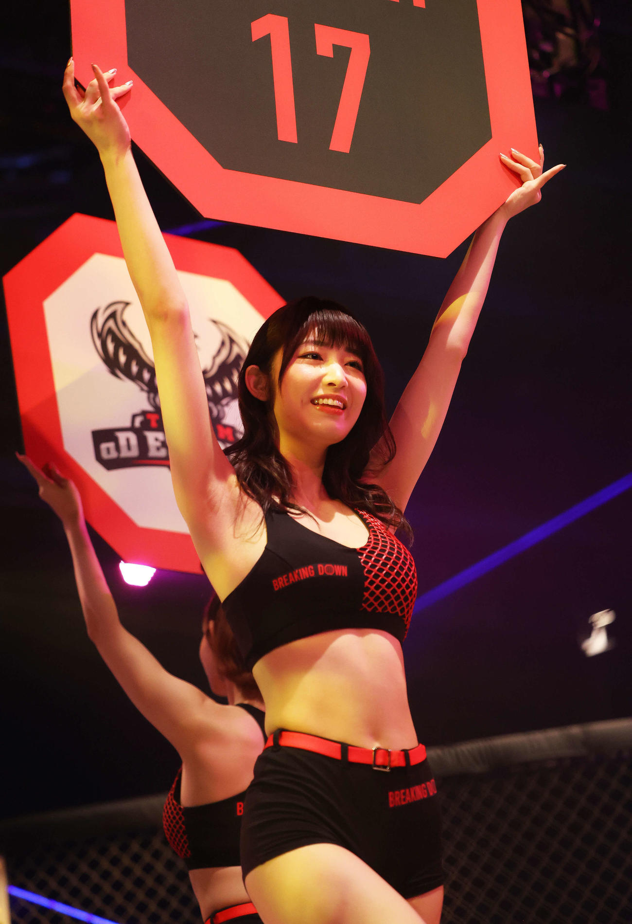 ラウンドガールを務める美音咲月（撮影・河田真司）