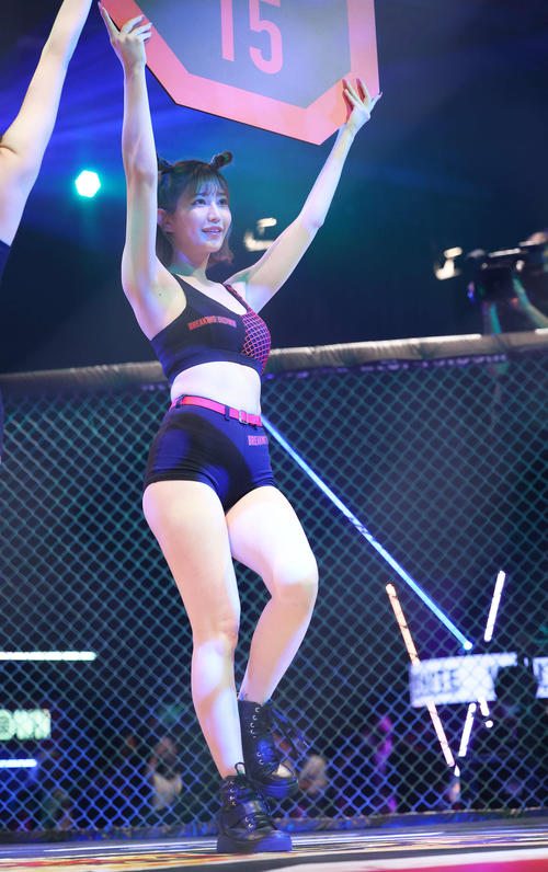 ラウンドガールを務める月城まゆ（撮影・河田真司）