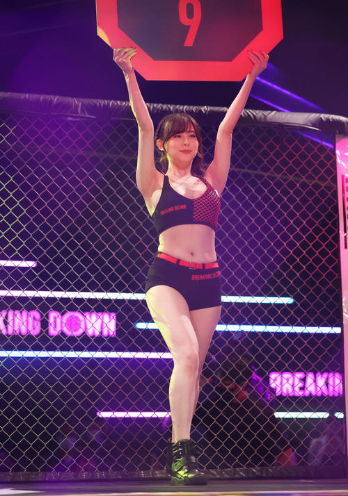 ラウンドガールを務める尾崎明日香（撮影・河田真司）