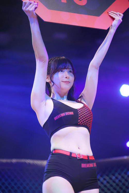 ラウンドガールを務める尾崎明日香（撮影・河田真司）