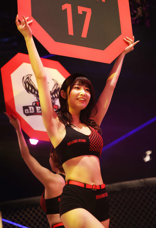 ラウンドガールを務める美音咲月（撮影・河田真司）