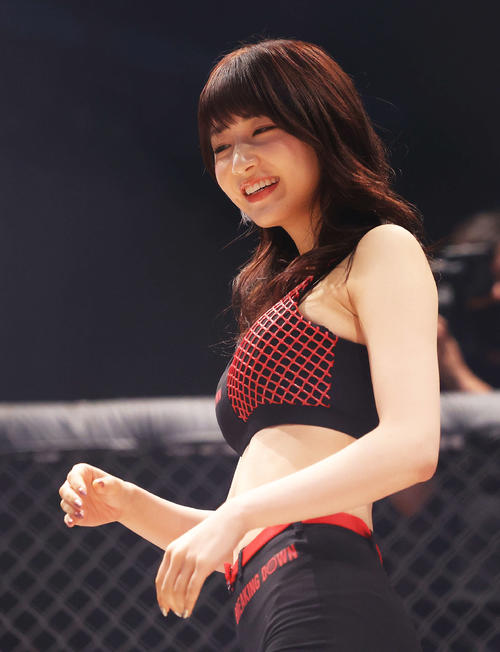 ラウンドガールを務める美音咲月（撮影・河田真司）