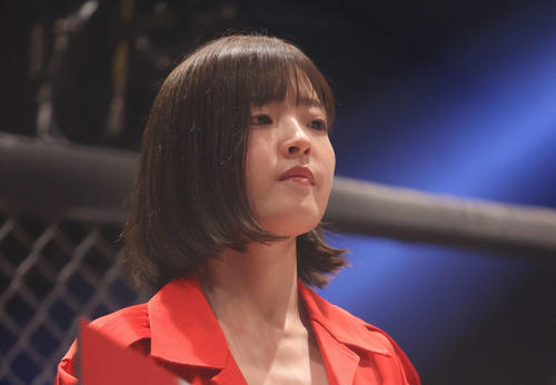 プレゼンターでリングに上がる喧嘩道ガールズ上原あかり（撮影・河田真司）