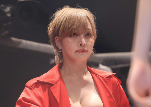 プレゼンターを務める喧嘩道ガールズ立川みくの（撮影・河田真司）
