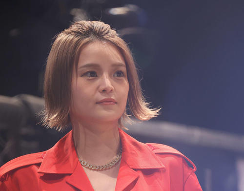 プレゼンターを務める喧嘩道ガールズちゃちゃ丸（撮影・河田真司）