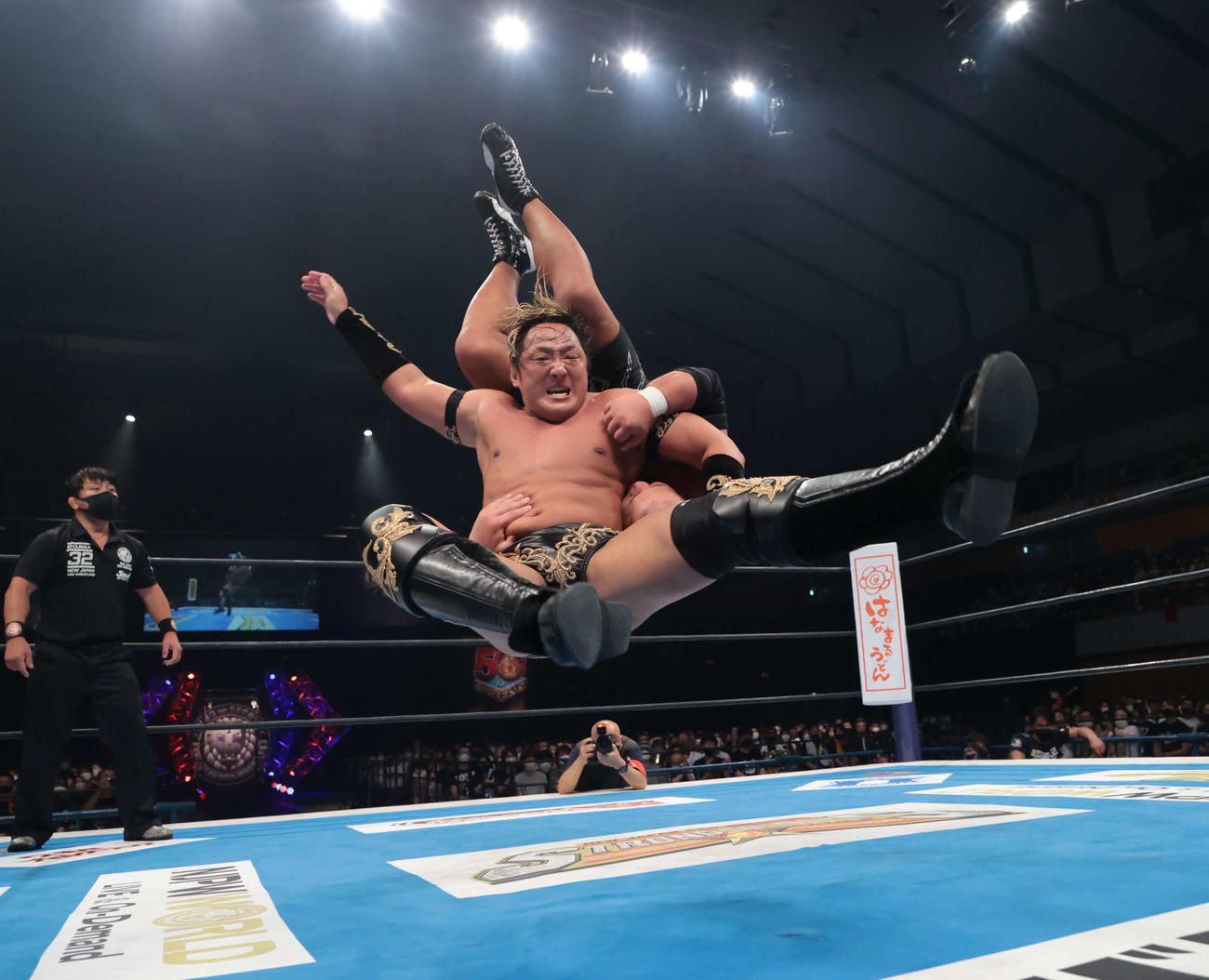 ブラックメフィストで石井を沈めたタイチ（新日本プロレス提供）