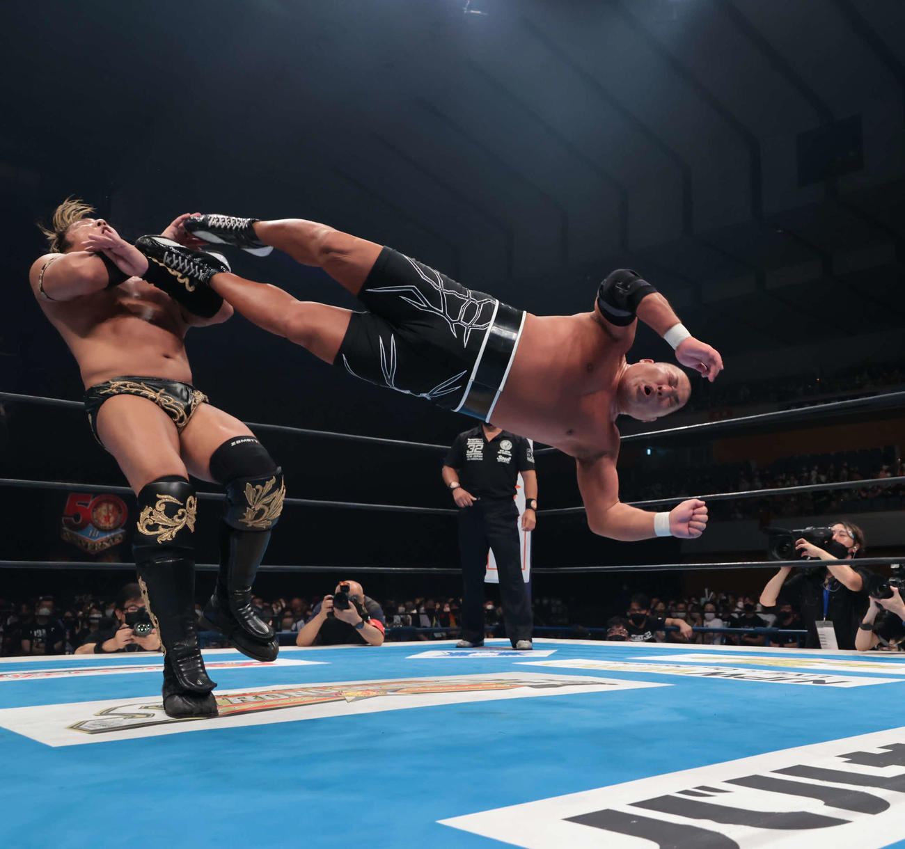 タイチ（左）にドロップキックを見舞った石井（新日本プロレス提供）