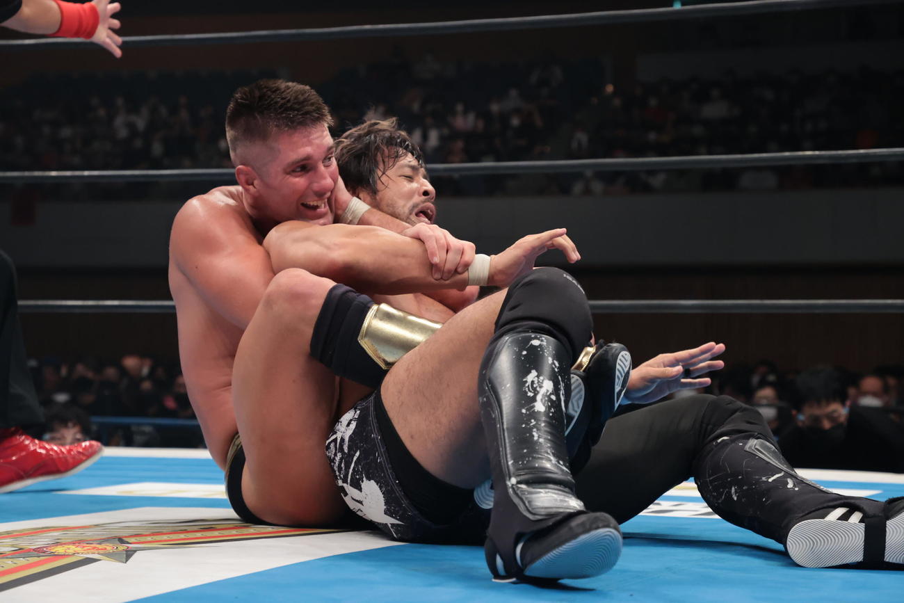 KENTA（右）を胴絞め裸絞めで追い詰めるザック・セイバーJr．（新日本プロレス提供）