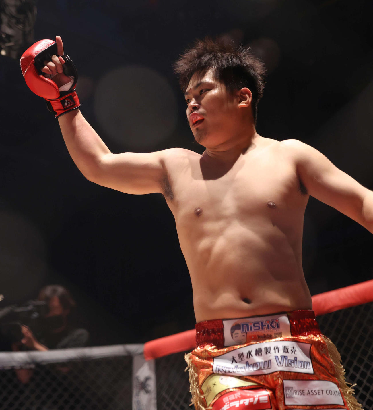 試合を終えガッツポーズするてる（撮影・河田真司）