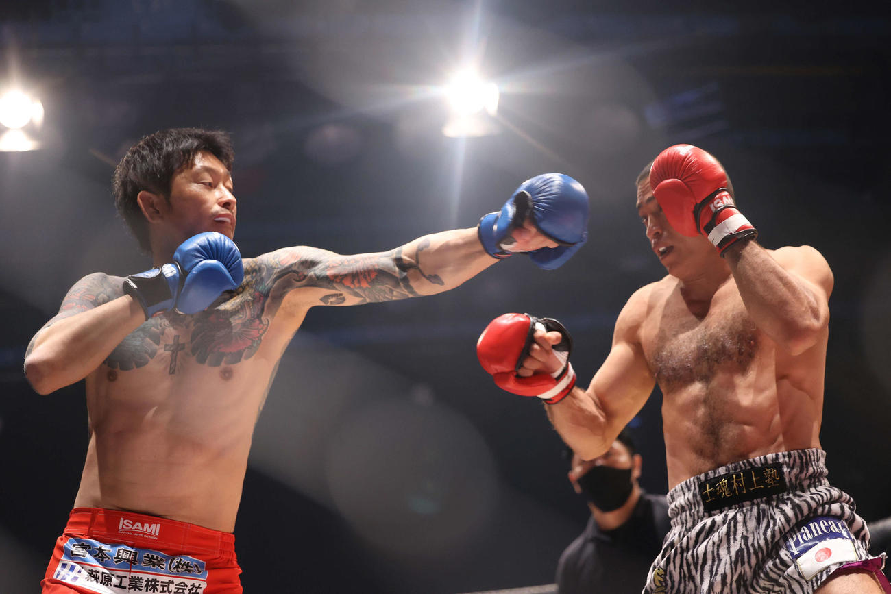 啓之輔（左）はモハン・ドラゴンを攻める（撮影・河田真司）
