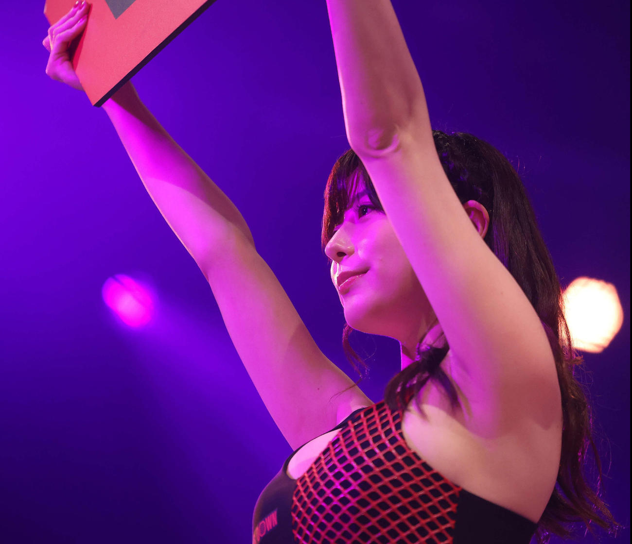 ラウンドガールを務める尾崎明日香（撮影・河田真司）