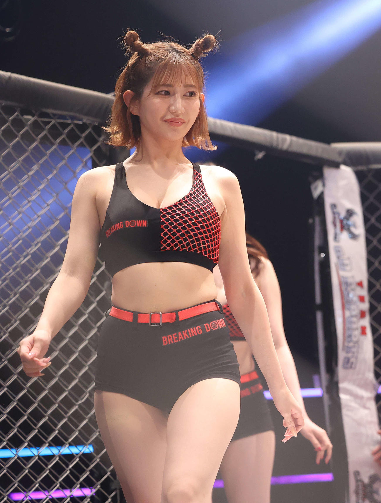 ラウンドガールを務める月城まゆ（撮影・河田真司）