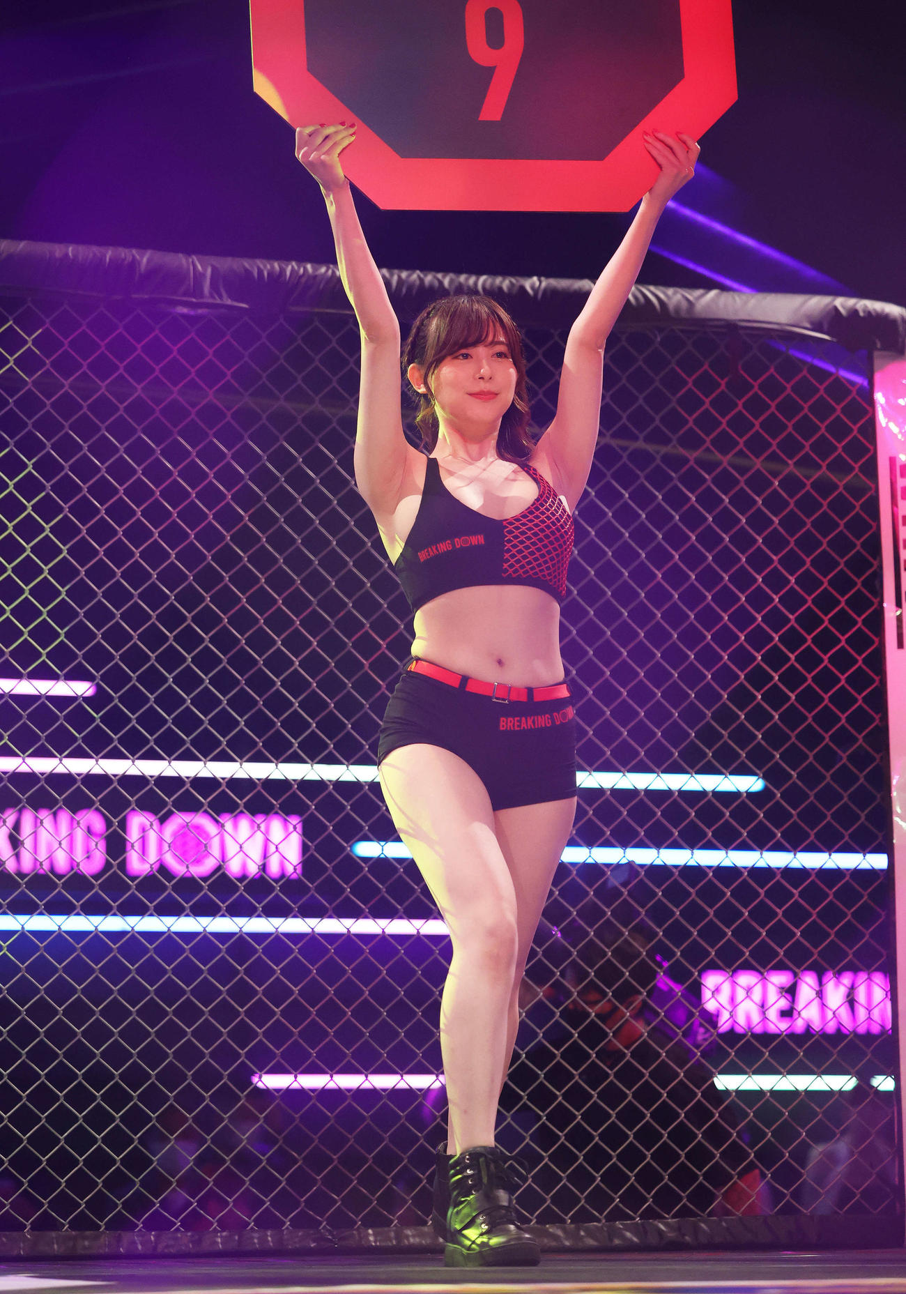 ラウンドガールを務める尾崎明日香（撮影・河田真司）