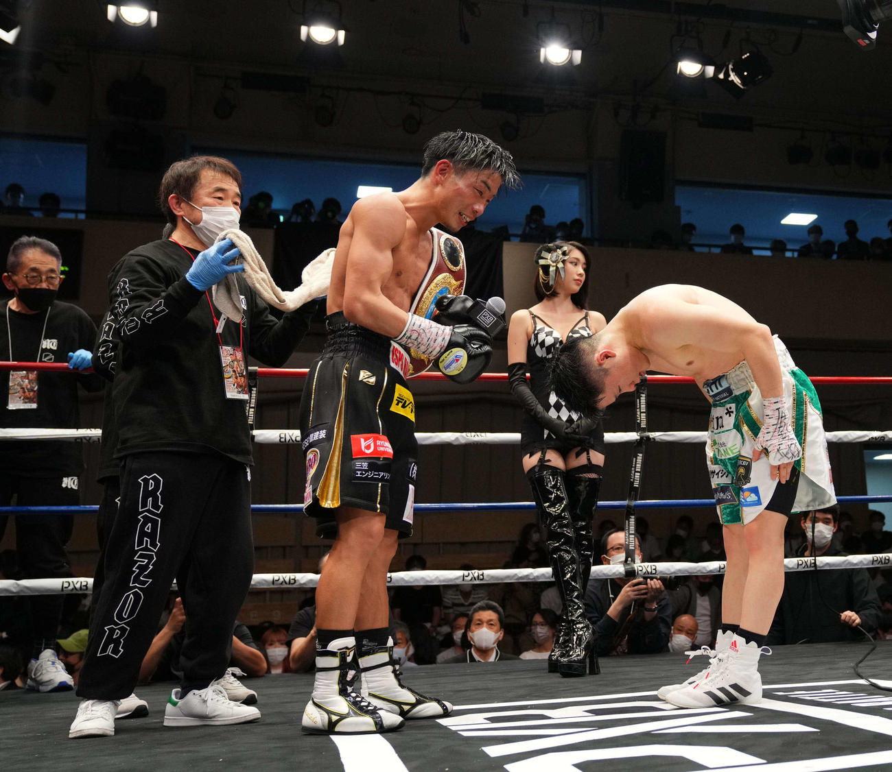 WBO世界ミニマム級タイトル戦　試合後、谷口（中央）に向かい頭を下げる石沢（2022年4月22日撮影）