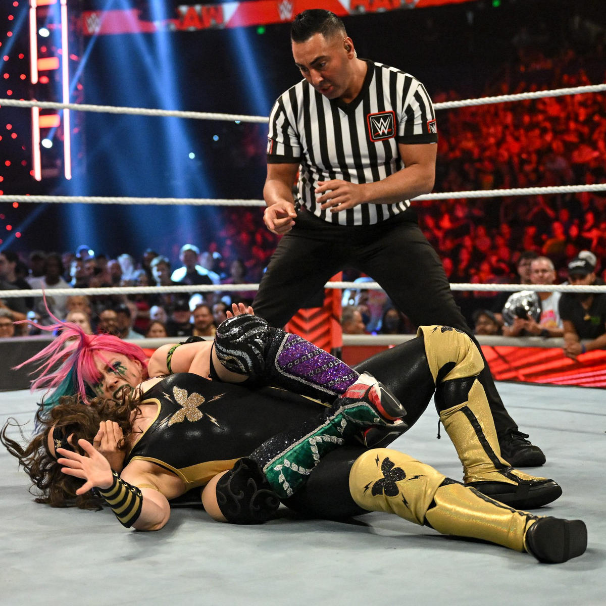 ニッキー・A.S.H（手前）をアスカロックで絞めるアスカ（C）2022 WWE, Inc. All Rights Reserved.