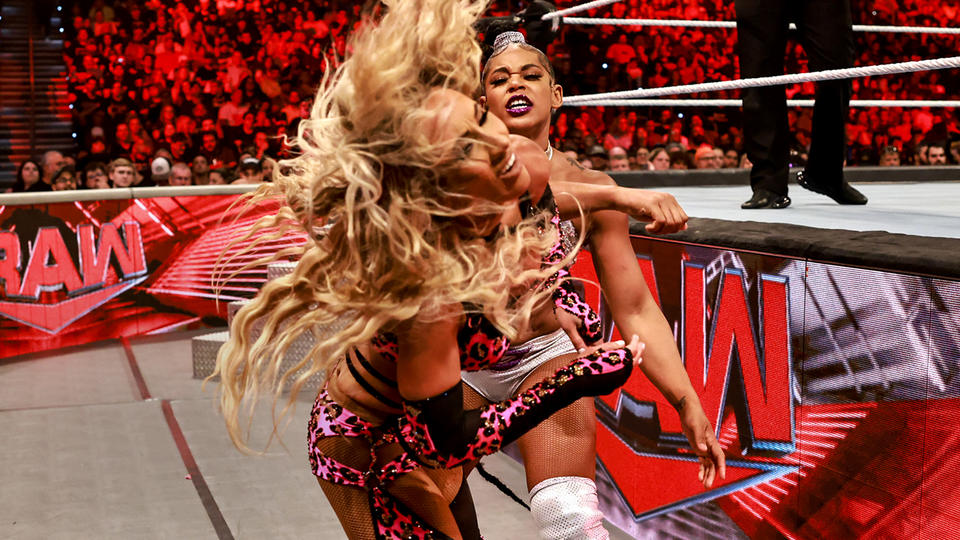 王座戦で挑戦者カーメラを場外で追い込むロウ女子王者ビアンカ・ブレア（C）2022 WWE, Inc. All Rights Reserved.