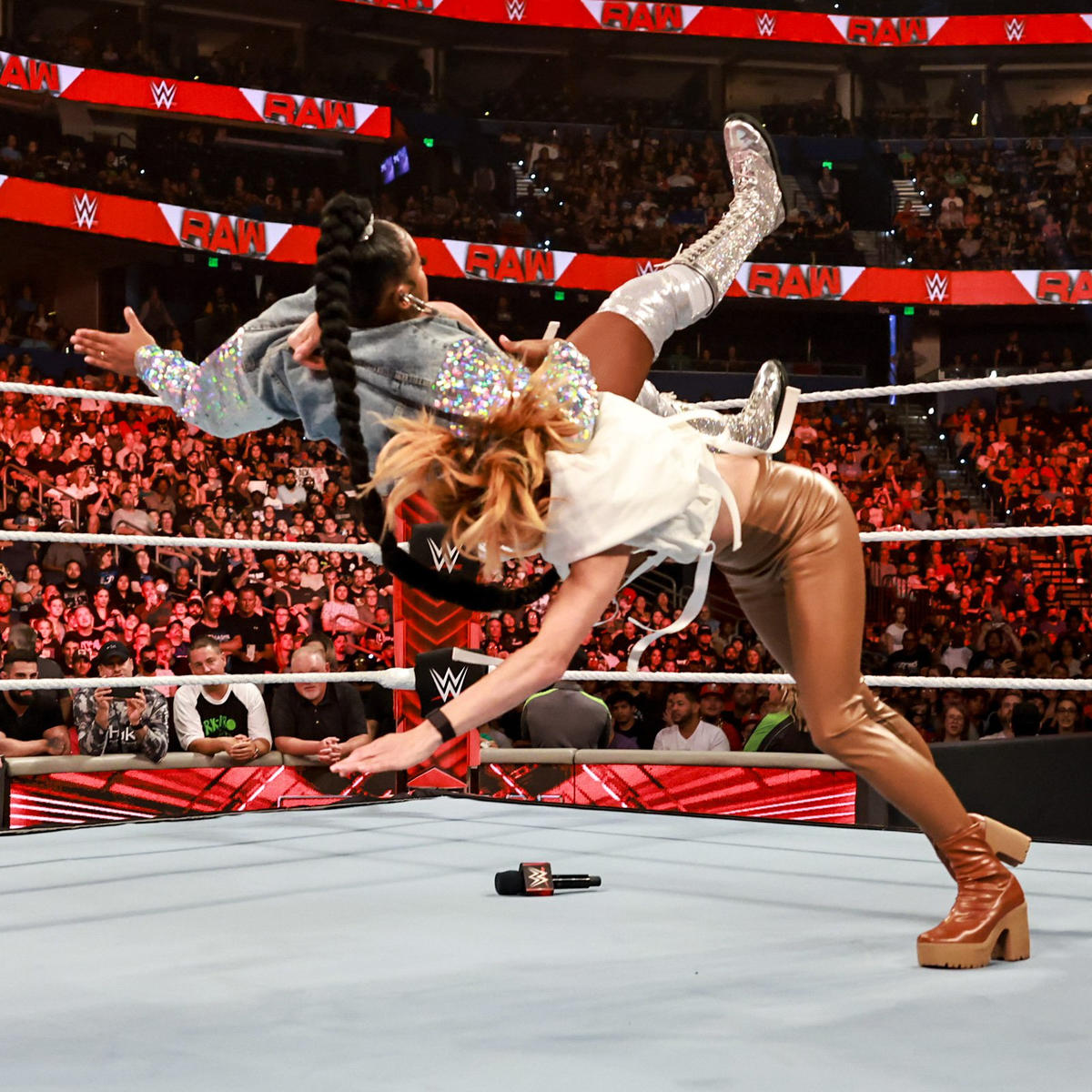 前王者ベッキー・リンチ（右）のマンハンドルスラムを浴びるロウ女子王者ビアンカ・ブレア（C）2022 WWE, Inc. All Rights Reserved.