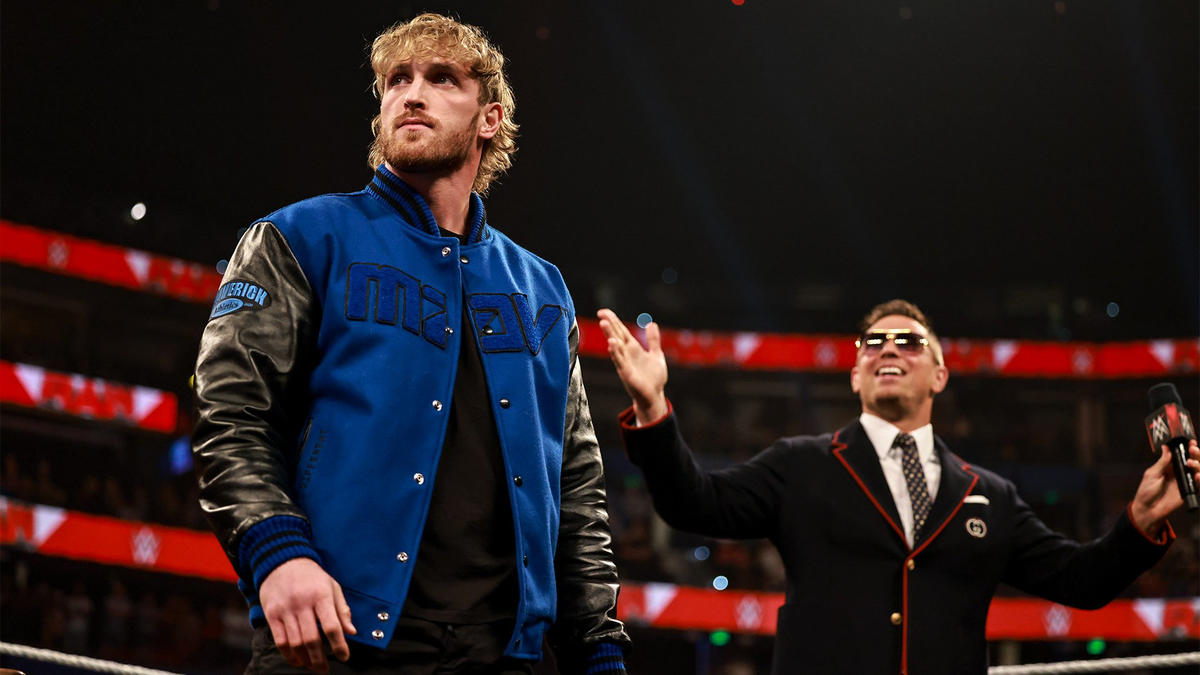 ザ・ミズ（右）とリングで向き合ったローガン・ポール（C）2022 WWE, Inc. All Rights Reserved.