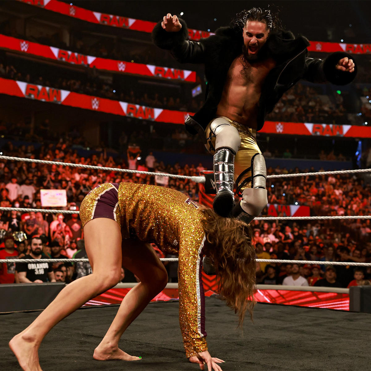リドル（手前）にカーブ・ストンプを成功させるセス“フリーキン”ロリンズ（C）2022 WWE, Inc. All Rights Reserved.