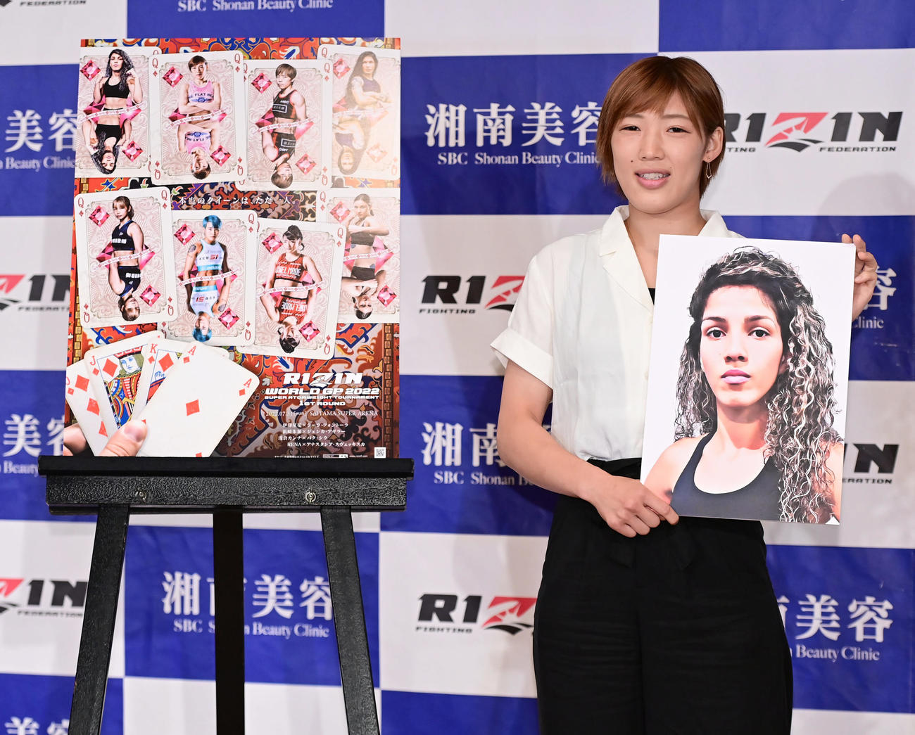 RIZIN37大会の会見で対戦相手ラーラ・フォントーラのパネルを手にする伊沢星花（2022年7月7日撮影）
