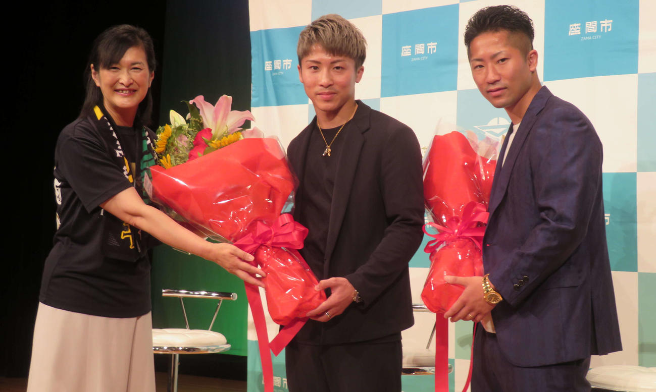 座間市の佐藤弥斗市長（左端）から花束を贈呈される井上尚弥（中央）、拓真兄弟