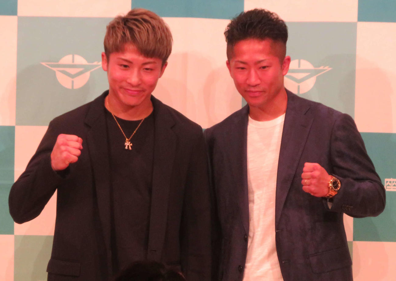 地元・座間市主催の「ざま井上兄弟タウンミーツ」に参加し、ファンと交流した井上尚弥（左）と弟拓真