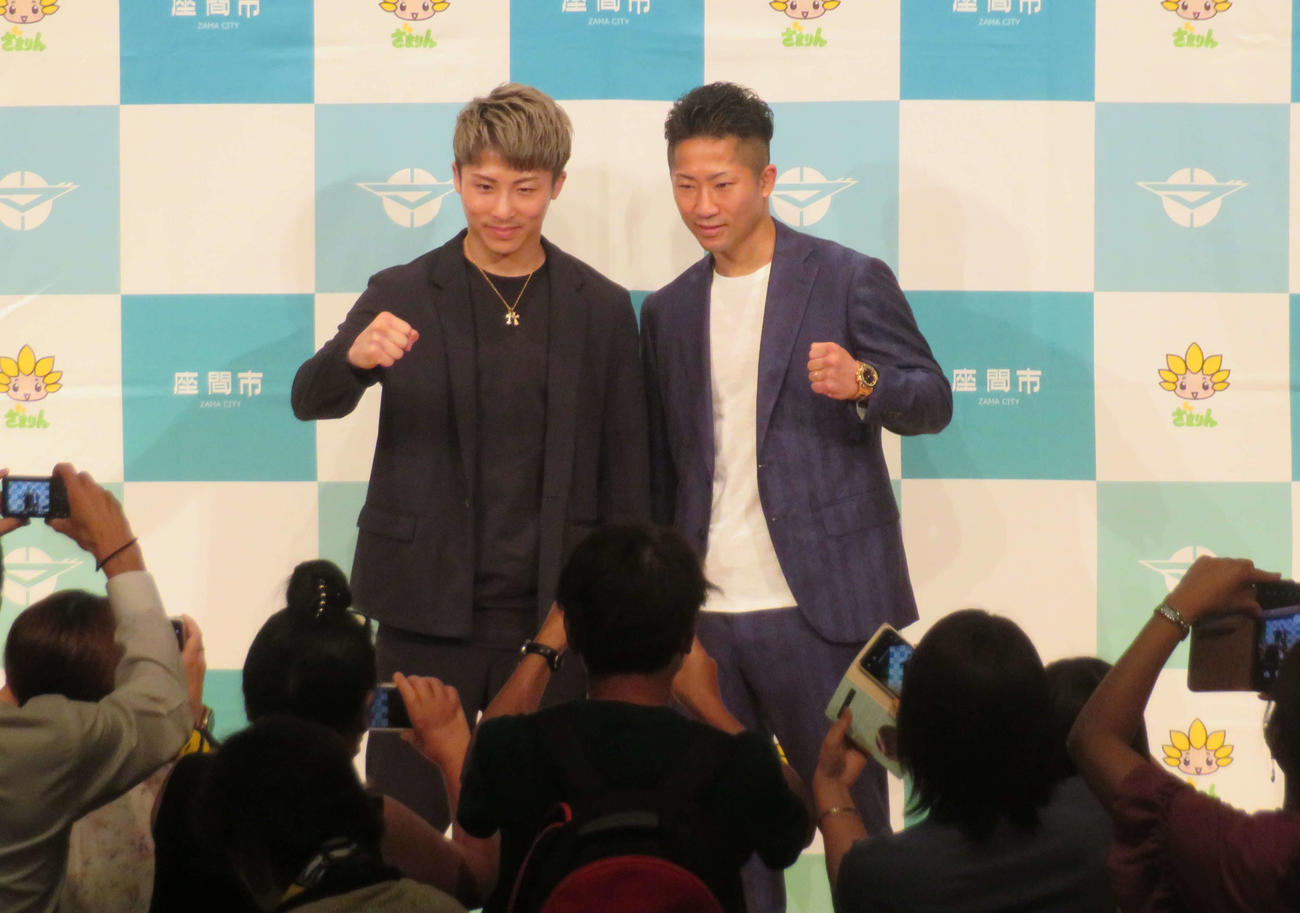 座間市民参加の「ざま井上兄弟タウンミーツ」でファンの写真撮影に応じる井上尚弥（左上）と弟拓真（右上）
