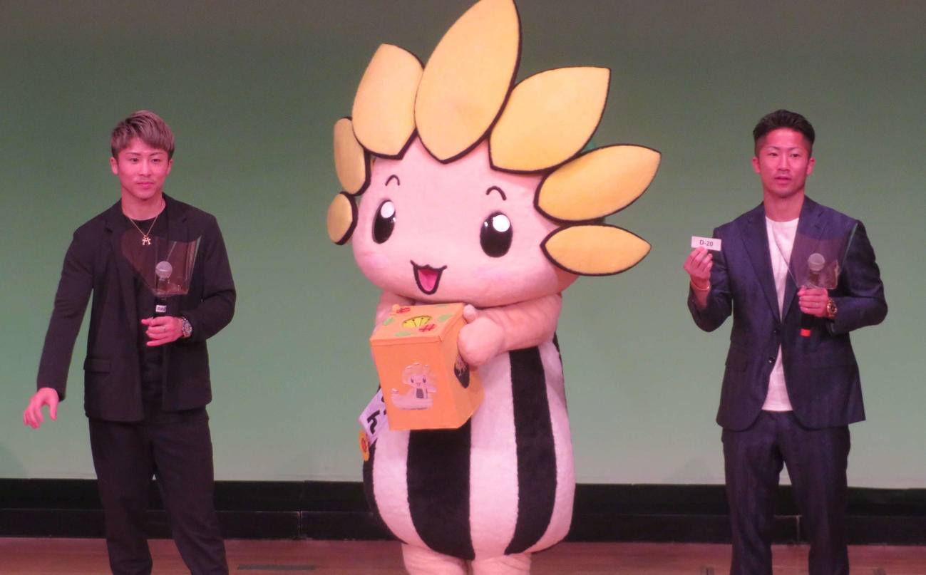 地元・座間市のキャラクター、ざまりん（中央）と並ぶ井上尚弥（左端）、拓真兄弟