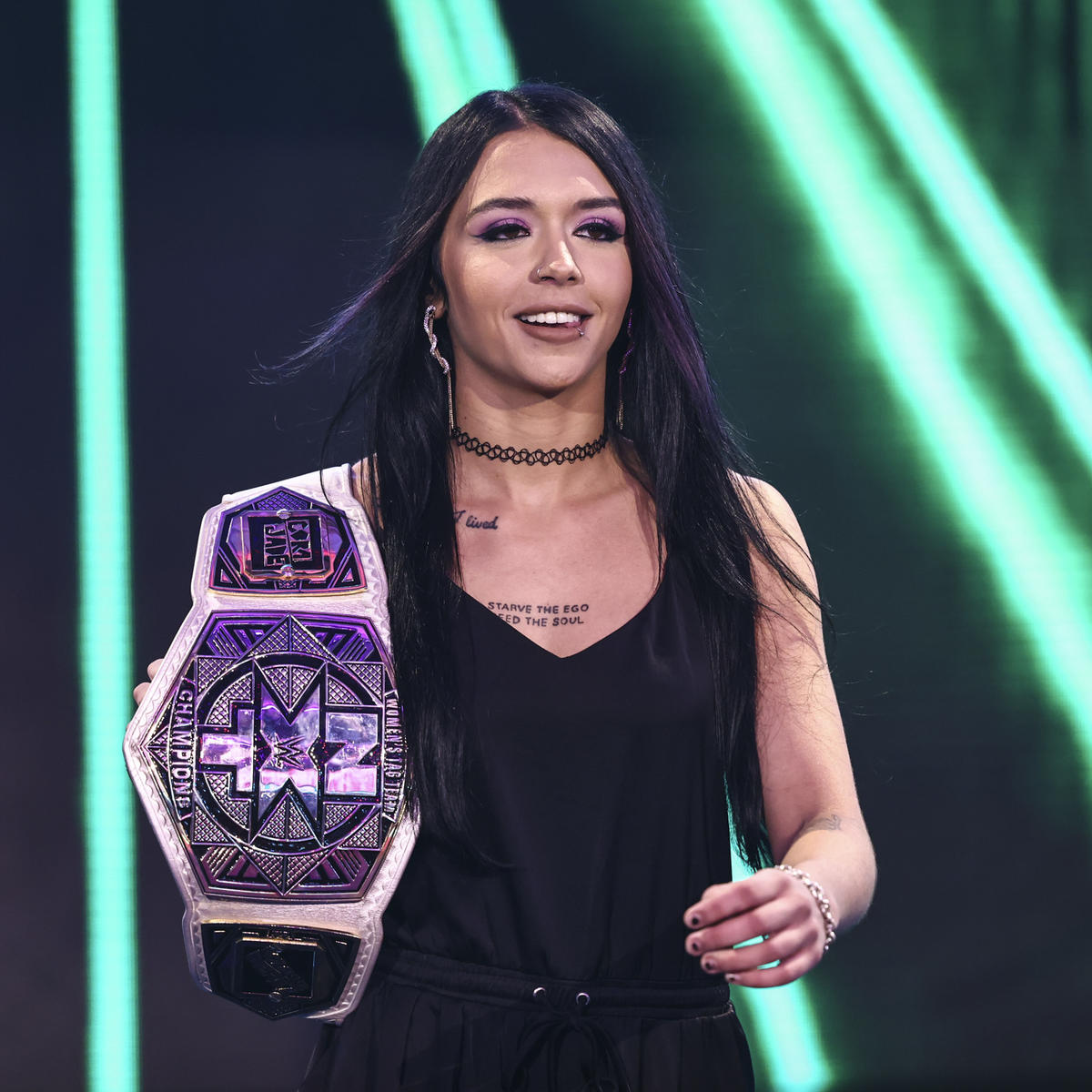 NXT女子タッグベルトを肩にかけて姿をみせたコーラ・ジェイド（C）2022 WWE, Inc. All Rights Reserved.