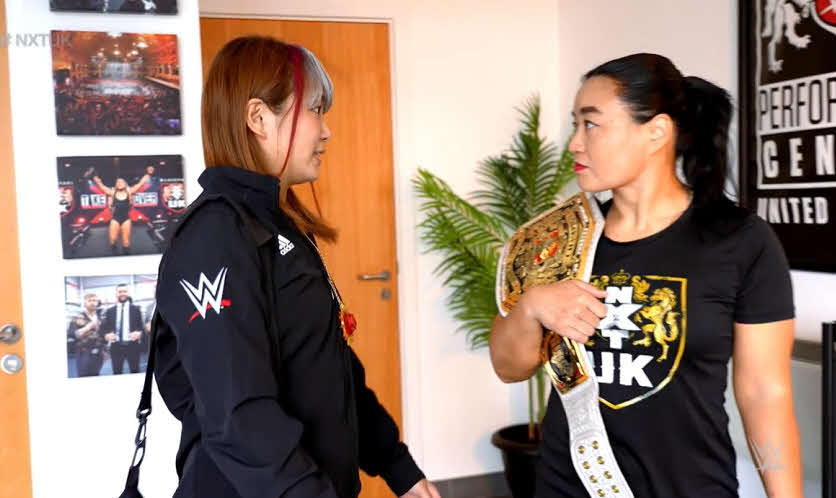 サレイ（左）の対戦要求を受諾したNXT・UK女子王者里村明衣子（C）2022 WWE, Inc. All Rights Reserved.
