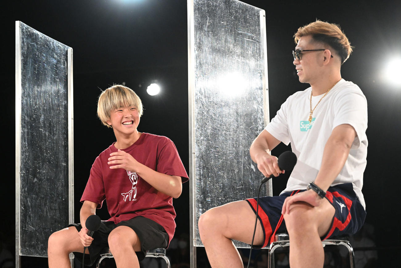 トークする那須川龍心（左）とYA－MAN（撮影・滝沢徹郎）