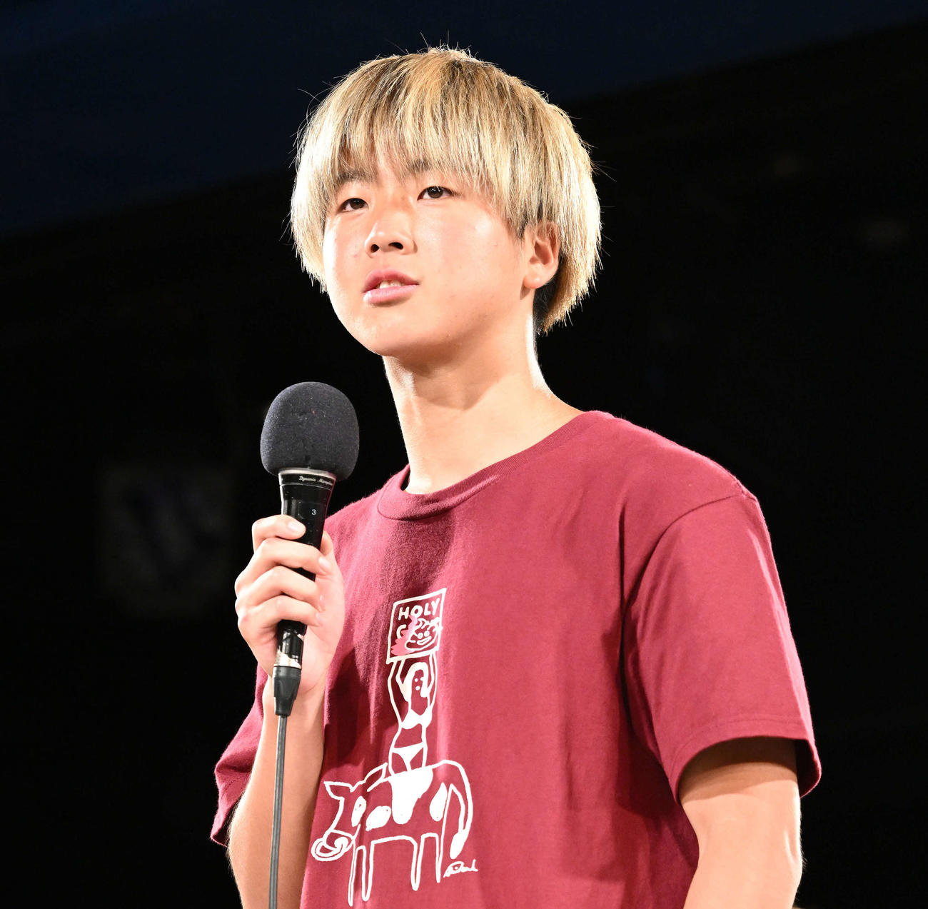 試合が決まりあいさつする那須川龍心（撮影・滝沢徹郎）