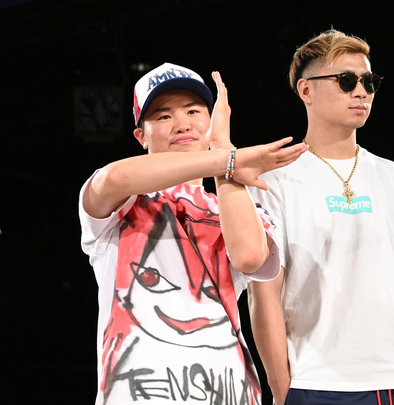 スペシウム光線ポーズを決める那須川天心（左）とYA－MAN（撮影・滝沢徹郎）