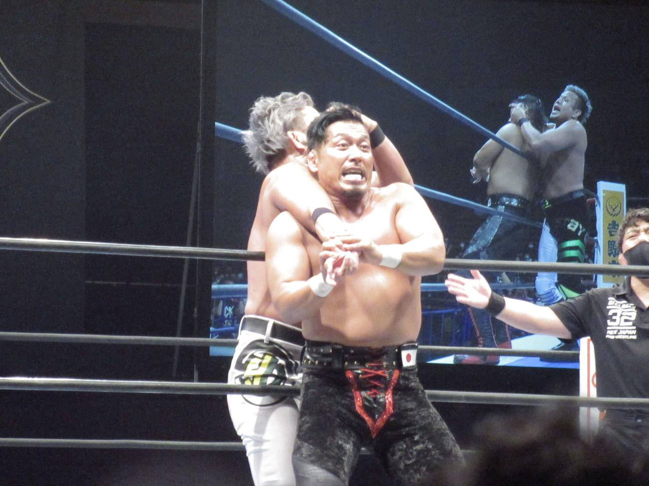 YOSHI－HASHI（後方）の攻撃から逃れようとする鷹木（撮影・勝部晃多）