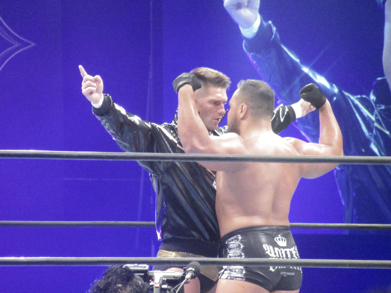 ヘナーレ（右）と相対するセイバーJr