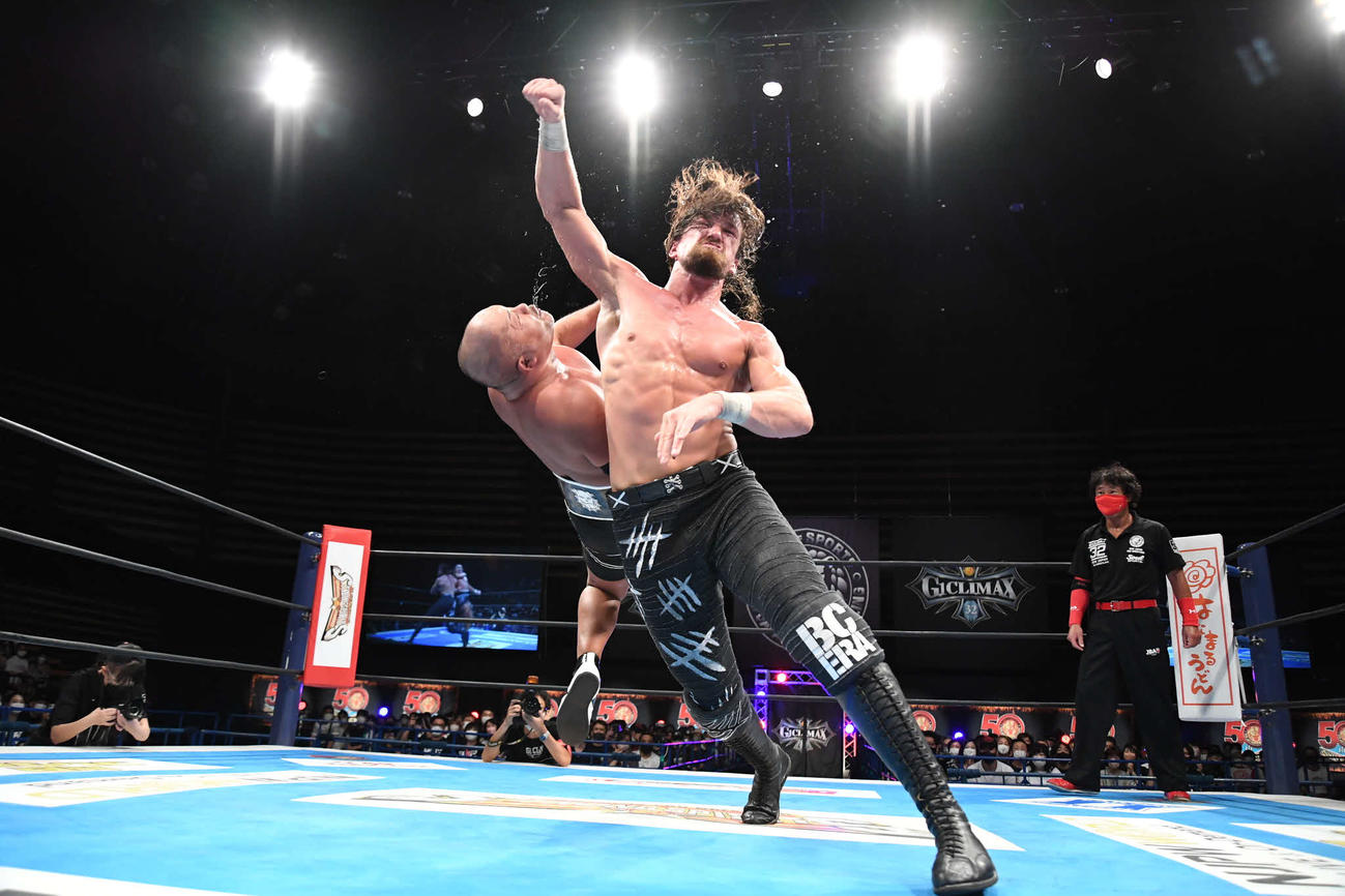 石井（左）にラリアットを見舞うホワイト（提供・新日本プロレス）
