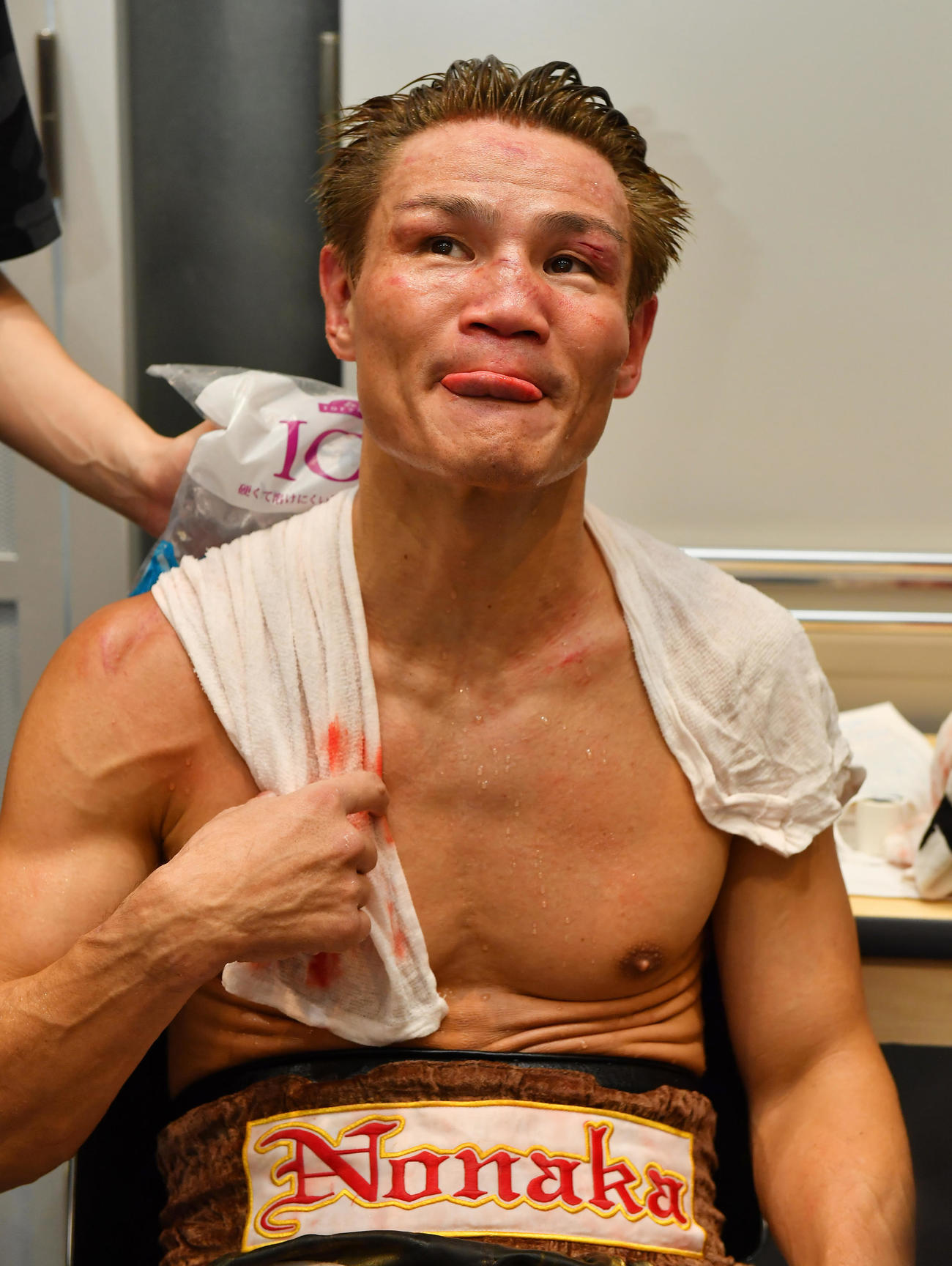 能嶋宏弥に敗れて防衛に失敗し、厳しい顔で会見を行う野中（撮影・清水貴仁）