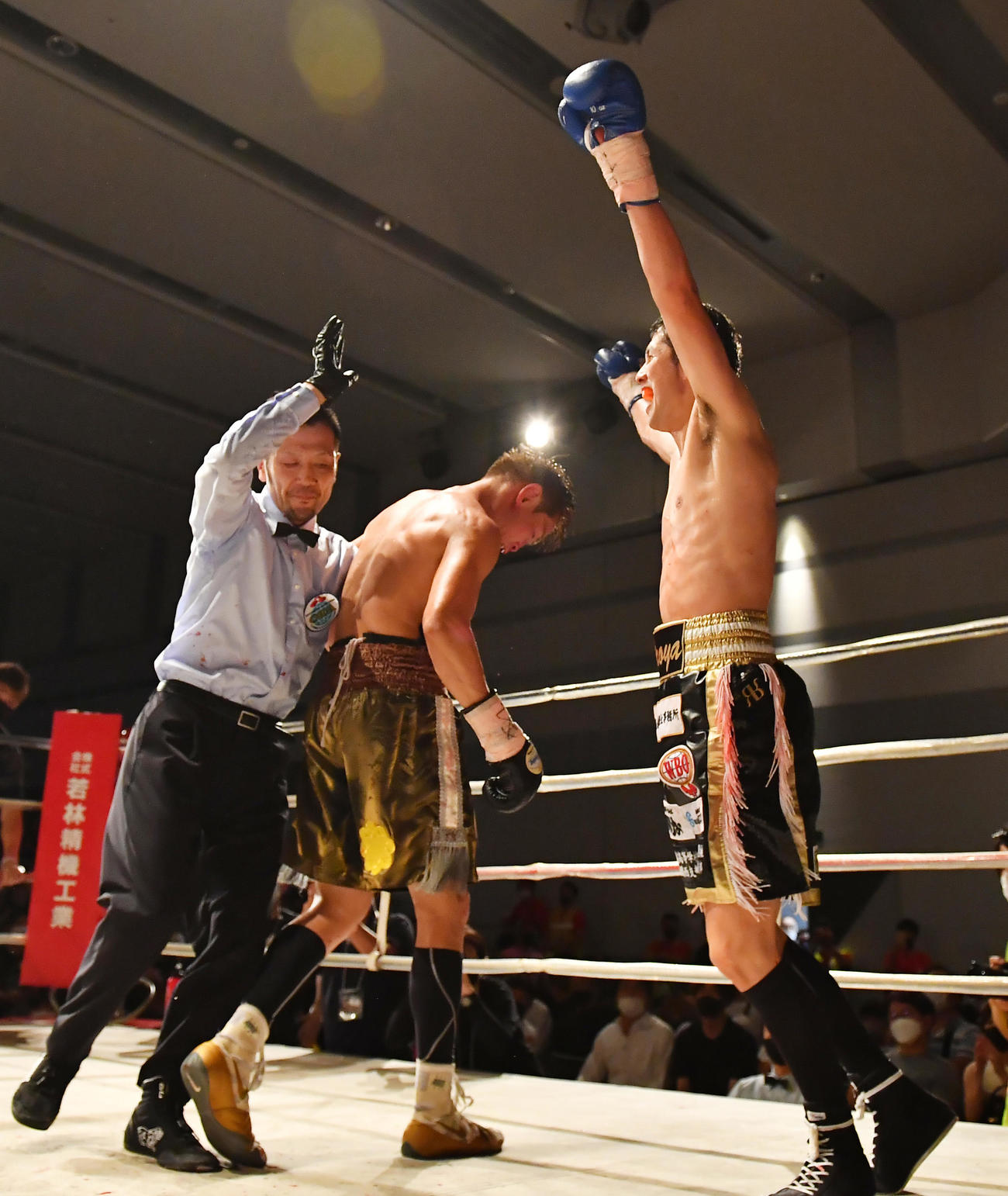 野中悠樹対能嶋宏弥　6回、勝利に両手を突き上げる能嶋（右）と敗れがっくりする野中（撮影・清水貴仁）