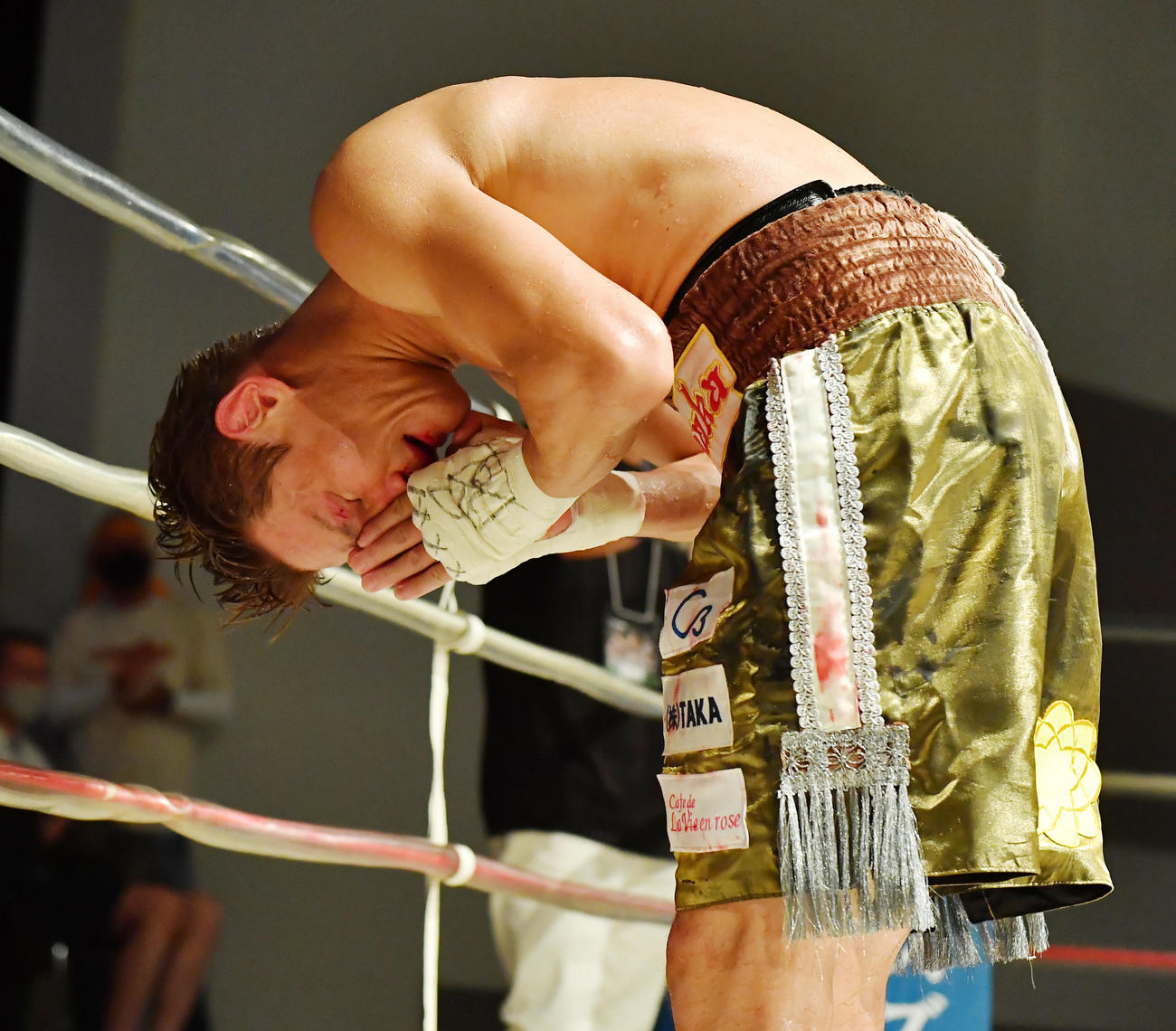 能嶋宏弥に敗れて防衛に失敗し、観客に頭を下げる野中（撮影・清水貴仁）