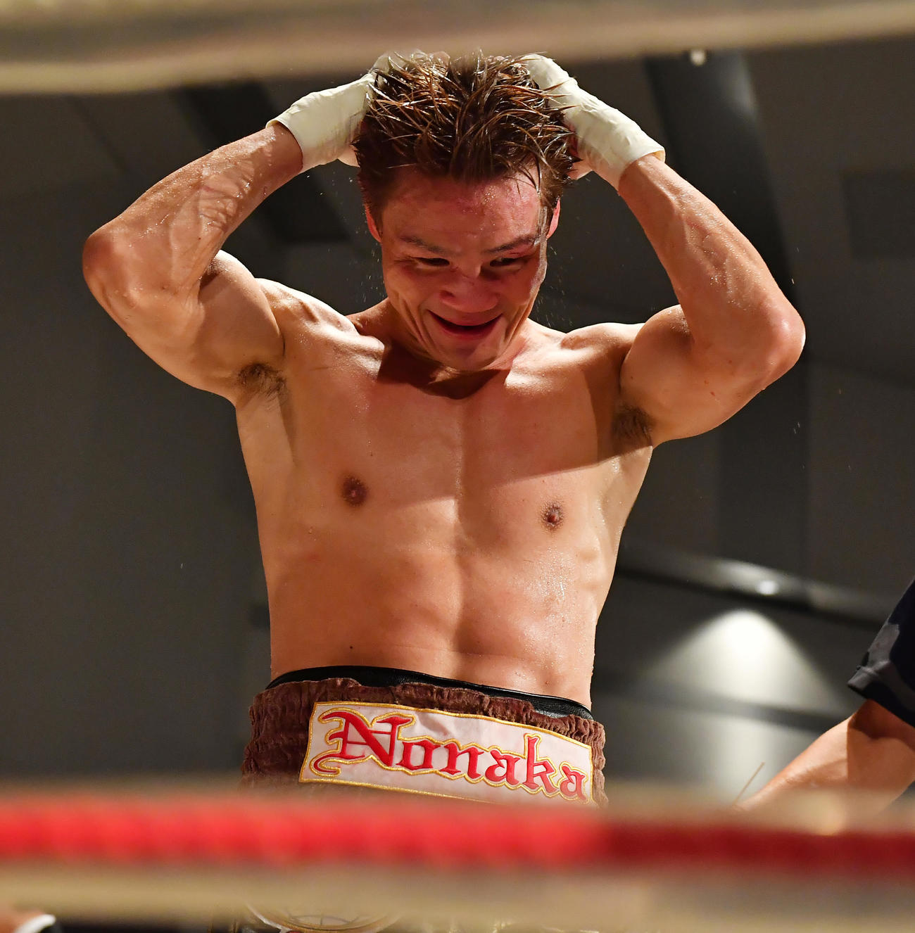 能嶋宏弥に敗れて防衛に失敗し、がっくりする野中（撮影・清水貴仁）