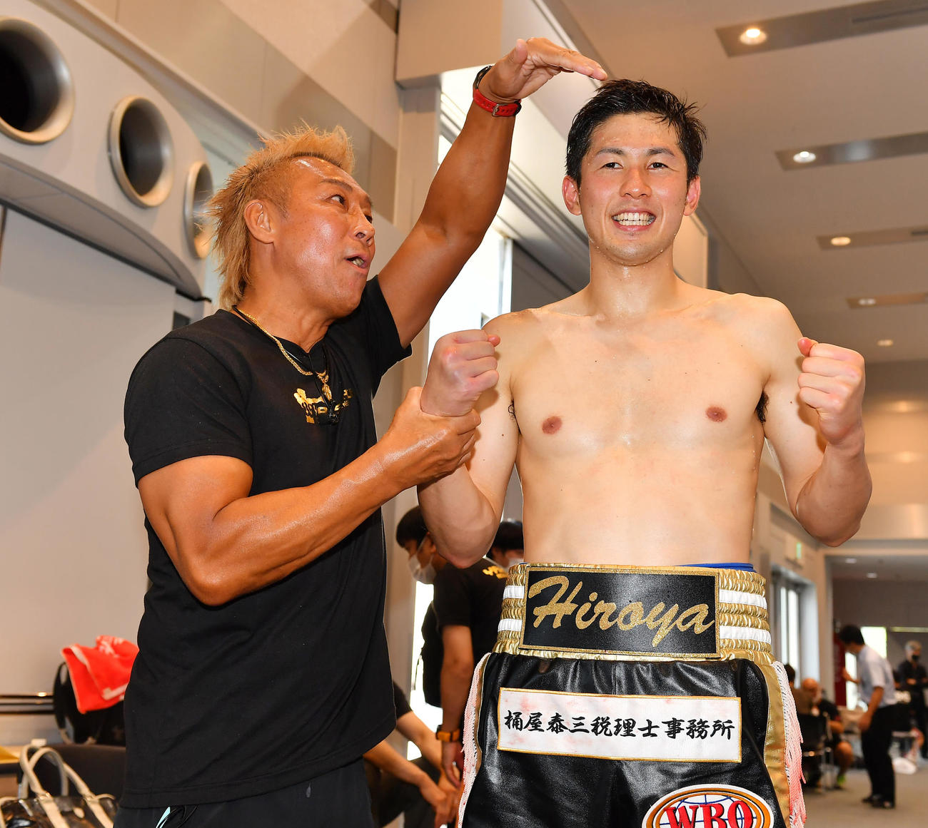 野中悠樹対能嶋宏弥　薬師寺会長（左）と笑顔をみせる新王者の能嶋（撮影・清水貴仁）