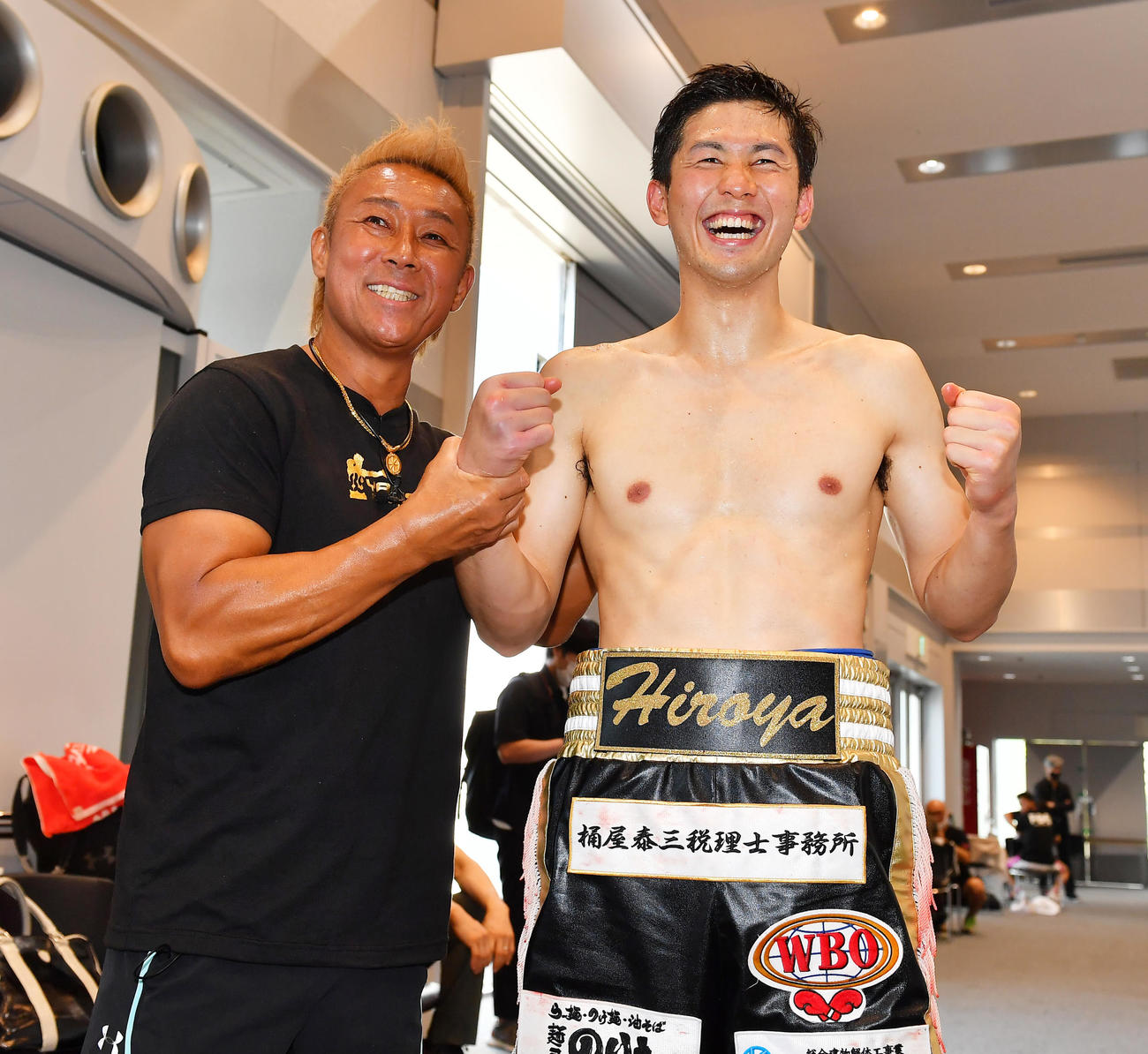 野中悠樹対能嶋宏弥　薬師寺会長（左）と笑顔をみせる新王者の能嶋（撮影・清水貴仁）