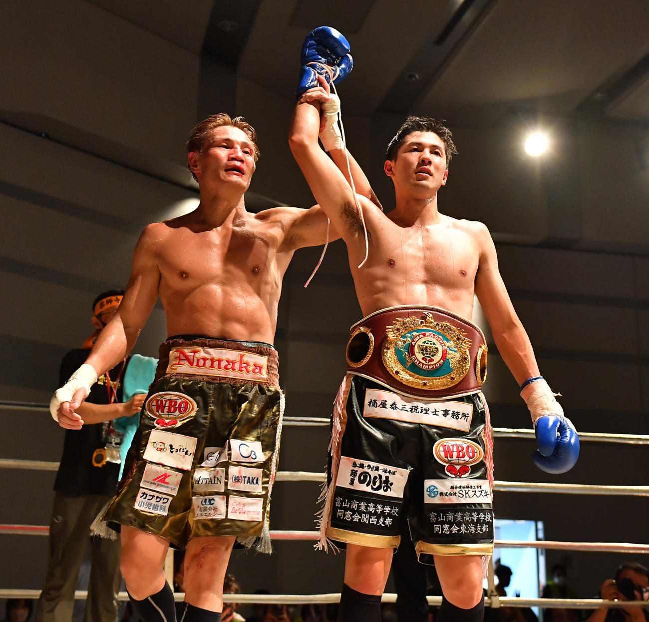 新王者となった能嶋（右）をたたえる野中（撮影・清水貴仁）