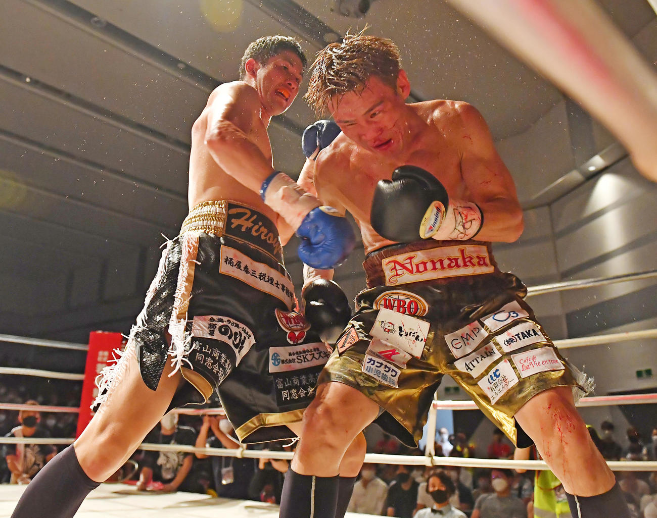 野中悠樹対能嶋宏弥　6回、能嶋（左）の前に防戦一方となる野中（撮影・清水貴仁）