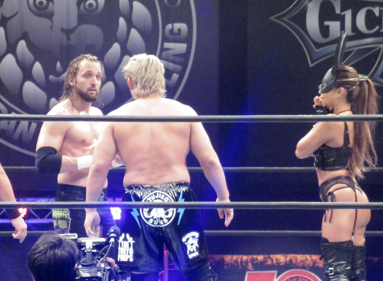 裕二郎（中央）に提案を受けるファンタズモ。右は驚くピーター（撮影・勝部晃多）