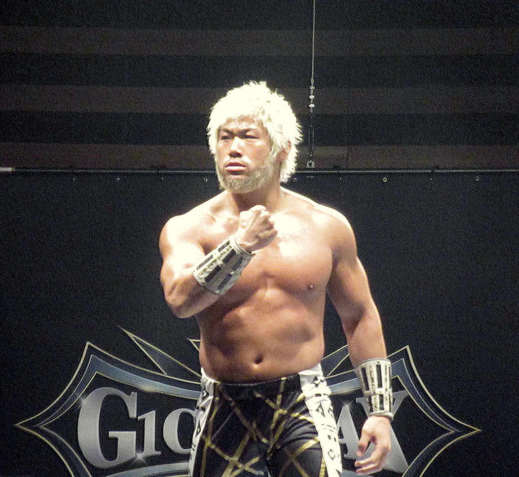 ポーズを決めるSANADA（撮影・勝部晃多）