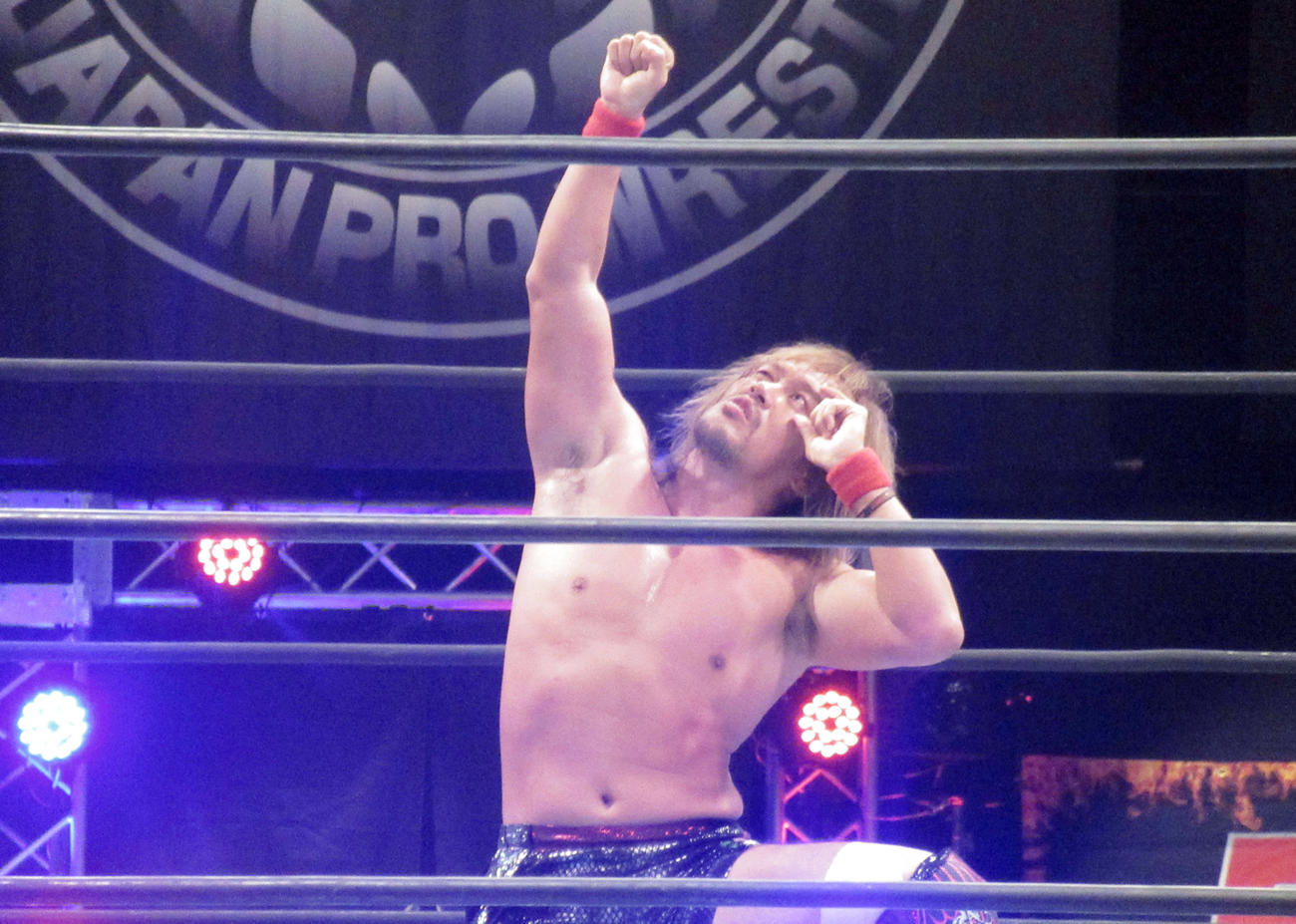 棚橋戦でポーズを決める内藤哲也（撮影・勝部晃多）