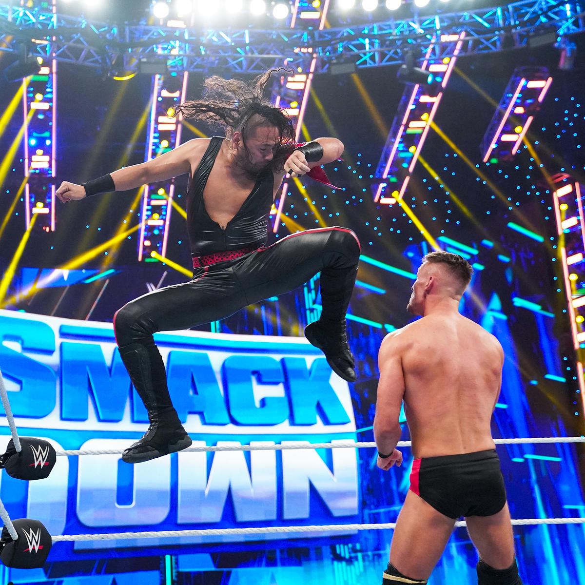 カイザーにダイビングニーを狙う中邑真輔（C）2022 WWE, Inc. All Rights Reserved.