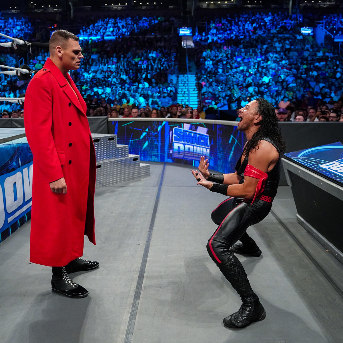 インターコンチネンタル王者グンター（左）に「カモーン！！」ポーズで挑発する中邑真輔（C）2022 WWE, Inc. All Rights Reserved.