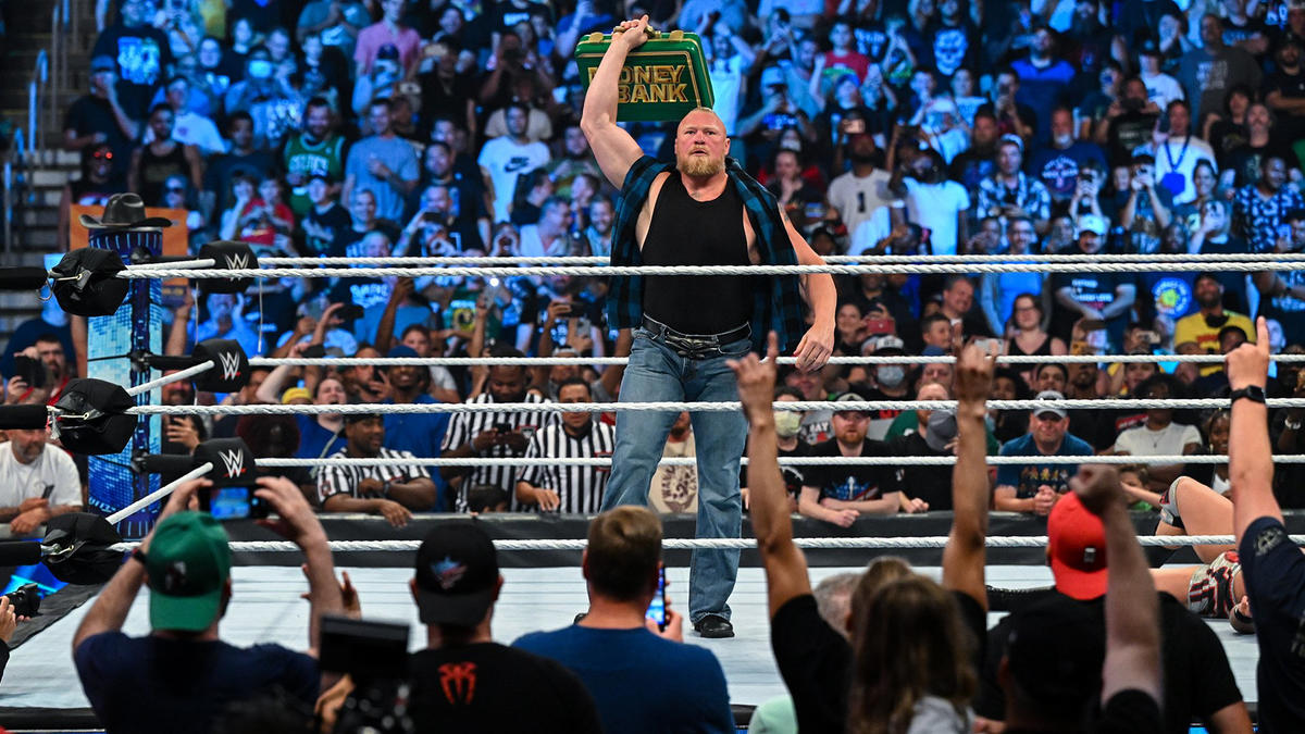 セオリーから取り上げた王座挑戦権証入りブリーフケースを掲げるレスナー（C）2022 WWE, Inc. All Rights Reserved.